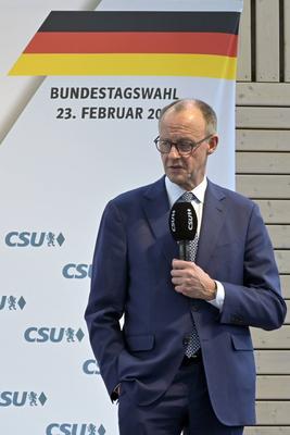 Dachau, 15.02.2025 CDU-Chef Friedrich Merz hielt eine Rede vor Dachauer B?rgern, B?rgerinnen, Wirtschaftsvertretern, Lan-stock-photo
