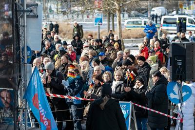 AfD-Kundgebung und Gegendemonstration in Berlin-Marzahn, am 15.02.2025-stock-foto