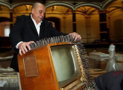 Anlieferung von Kunstwerken von Guenther Uecker im Martin Gropius Bau Berlin den 23022005 Anlieferung von Kunstwerken vo-stock-foto
