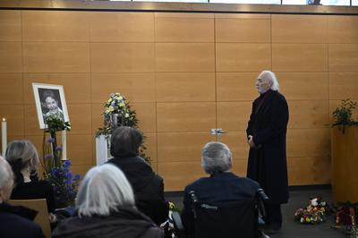 Achim Wolff bei der Trauerfeier und Urnenbeisetzung f?r Christel Bodenstein auf dem Waldfriedhof Gr?nau. Berlin, 13.02.2-stock-foto