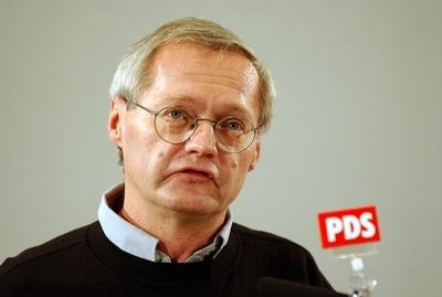 Andre Brie (GER/PDS-Euroopaabgeordneter) h?lt eine Rede w?hrend der au?erordentlichen Tagung des 8. Parteitages der PDS-stock-photo