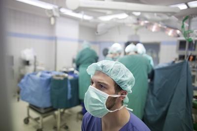 Nierenspender und Anaesthesist bei einer Nierentransplantation in einer Klinik in Nordrhein Westfa-stock-photo