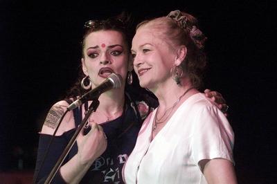 Nina Hagens Online TV Show am 17.6.2002 im BKZ Luftschloss auf dem Schlossplatz. Foto : Nina Hagen (li.) / Eva Maria Ha-stock-foto