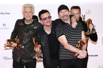 Adam Clayton Bono The Edge und Larry Mullen Jr U2 bei der 66 Bambi Verleihung 2014 im Stage The-stock-foto