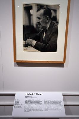 Deutsches Historisches Museum hat geoeffnet Bildnis mit Info ?ber Heinrich Mann, Schriftsteller Wiedereroeffnung des PEI-stock-foto