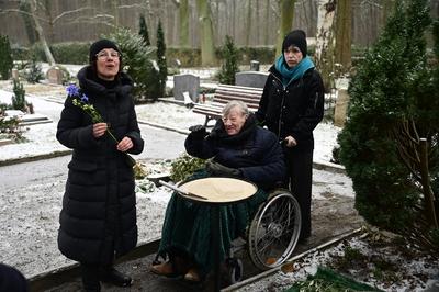 Martina Gohlke und Hasso von Lenski mit Tochter Ulrike von Lenski bei der Trauerfeier und Urnenbeisetzung f?r Christel B-stock-foto
