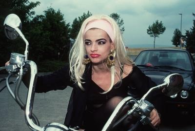 Bildnummer: 56753753  Datum: 01.07.1991  Copyright: imago/teutopressNina Hagen (S?ngerin) 07/91 - Frau Musik Gesang S?ngerin langhaarig lange Haare blond stark geschminkt Schminke Frisur Haarband sitzend halb quer leger Blick zur Seite nachdenklich Schmuck Ohrringe Motorrad People Shooting x0x xsk 1991 quer Aufmacher  56753753 Date 01 07 1991 Copyright Imago teutopress Nina Hagen Singer 07 91 Woman Music Singing Singer long haied Length Hair blond strong geschminkt Schminke Hairdo Hair band seated half horizontal casual Glance to Side contemplative Jewellery Earrings Motorcycle Celebrities Shooting x0x xSK 1991 horizontal Highlight-stock-foto