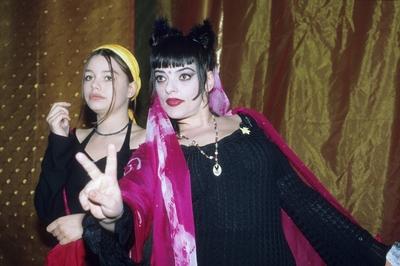 Bildnummer: 56880054  Datum: 01.02.1999  Copyright: imago/teutopressCosma Shiva Hagen (li.) mit ihrer Mutter Nina Hagen 02/99 pp Frau TV Fernsehen Schauspiel dunkelhaarig langhaarig leger stehend halb quer neutral People x0x xsk 1999 quer Aufmacher  56880054 Date 01 02 1999 Copyright Imago  Cosma Shiva Hagen left with their Mother Nina Hagen 02 99 PP Woman TV Television Acting dark haired long haied casual standing half horizontal neutral Celebrities x0x xSK 1999 horizontal Highlight-stock-foto