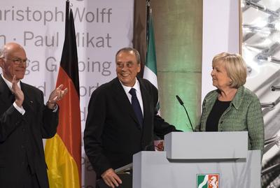 DEU, Deutschland, Duesseldorf, 22.10.2015: Der Kuenstler Guenther Uecker (Mitte) nimmt den Applaus des Bundestagspraesid-stock-foto