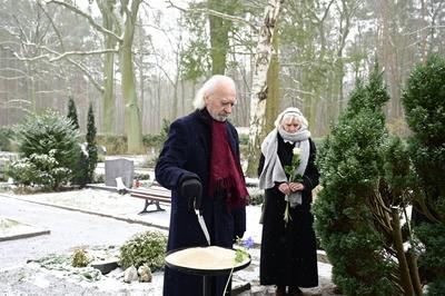 Achim Wolff und Ehefrau Rita Feldmeier bei der Trauerfeier und Urnenbeisetzung f?r Christel Bodenstein auf dem Waldfried-stock-foto