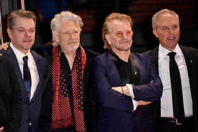 Matt Damon, Adam Clayton, Bono und Bill S. Carter auf der Berlinale 2023 / 73. Internationale Filmfestspiele Berlin vor-stock-foto