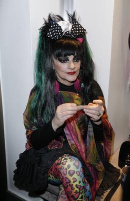 Nina Hagen dreht eine Zigarette / Weltpremiere von THE ONE Grand Show am 6. Oktober 2016 im Friedrichstadt-Palast in Ber-stock-foto