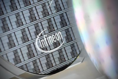 Randmotiv:40 cm Waver vor Infineon Logo,Firmenemblem, Jahrespressekonferenz INFINEON Technologies AG am 12.11.2024 in Ne-stock-foto