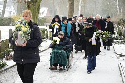 Hasso von Lenski mit Tochter Ulrike von Lenski und Enkelin Bonny von Lenski bei der Trauerfeier und Urnenbeisetzung f?r-stock-photo