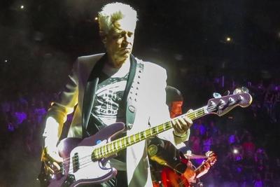 Adam Clayton von U2 live beim Auftakt der Experience + Innocence - Tour in der Mercedes-Benz-Arena. Berlin, 31.08.2018-stock-foto