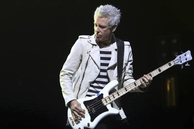 Adam Clayton von U2 bei einem Konzert ihrer Innocence + Experience Tour 2015 in der AccorHotels Aren-stock-foto