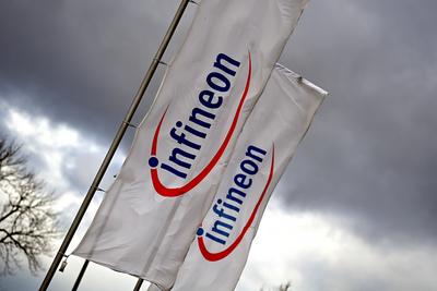 Flaggen,Fahnen im Wind,Logo,Firmenemblem,Schriftzug. Jahrespressekonferenz INFINEON Technologies AG am 15.11.2023 in Neu-stock-foto