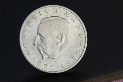 Bildnummer: 54418688  Datum: 11.09.2010  Copyright: imago/Ulrich H?sslerM?nze der DDR:  20 Mark M?nze - 1971 Heinrich Mann. Gesellschaft Geld W?hrung DDR Objekte M?nzen Geldm?nze Studioaufnahme kbdig xsp 2010 quer Ostgeld Geld DDR Banken M?nzenBildnummer 54418688 Date 11 09 2010 Copyright Imago Ulrich H??ler Coin the GDR 20 Mark Coin 1971 Heinrich Man Society Money Currency GDR Objects Coins Coin money Studio shooting Kbdig xsp 2010 horizontal Ostgeld Money GDR Banks Coins-stock-foto