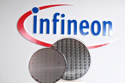 Randmotiv:20 und 30 cm Waver vor Infineon Logo,Firmenemblem,Sachaufnahme. Jahrespressekonferenz INFINEON Technologies AG-stock-foto