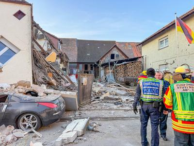 Versch?ttete Person bei Hauseinsturz in Stutensee-Sp?ck: Lautes Krachen am fr?hen Morgen - Einfamilienhaus st?rzt ein - eine Person in Tr?mmern versch?ttet - gro?es Aufgebot an Feuerwehr- und Rettungskr?ften suchen nach Person in den Tr?mmern-stock-foto
