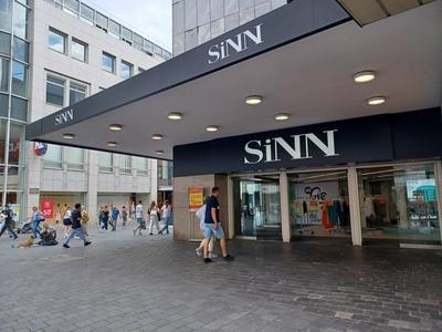 Feature / Symbol: Modehaus Sinn 08/24 thg Eine Filiale des Modehauses Sinn in Bielefeld (im ehemaligen Karstadt-Haus) De-stock-foto