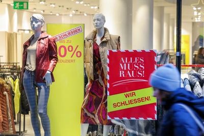 Krise im Einzelhandel, Raeumungsverkauf, Modegeschaeft, Essen, Nordrhein-Westfalen, Deutschland, Europa-stock-foto
