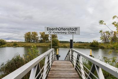 Sp?tsommer an der Oder / Reisereport/ Fahrgastanleger am Bollwerk in Eisenh?ttenstadt / Late summer on the Oder / Travel-stock-foto