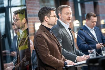 W?chentliche Pressekonferenz nach Gremiensitzungen der FDP ? Christian Lindner, Parteivorsitzender und ehemaliger Bundesfinanzminister; mit Macro Buschmann, designierter Generalsekret?r und ehemaliger Bundesjustizminister-stock-foto