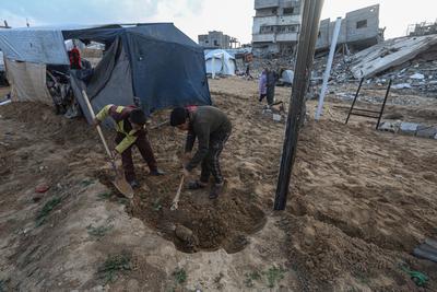 Palestinian Kamal Al-Dahdouh sets up his tent on the ruins of his destroyed home in the Al-Zeitoun neighborhood south of Gaza City-stock-foto