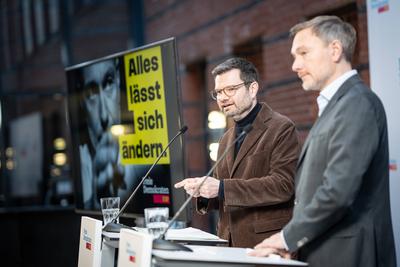 W?chentliche Pressekonferenz nach Gremiensitzungen der FDP ? Christian Lindner, Parteivorsitzender und ehemaliger Bundesfinanzminister; mit Macro Buschmann, designierter Generalsekret?r und ehemaliger Bundesjustizminister-stock-foto