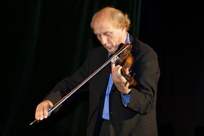 Bildnummer: 50078954  Datum: 10.04.2002  Copyright: imago/ScherfHerman van Veen (NED) , Personen; 2002, M?nchen, Musiker, S?nger, Geiger, K?nstler, Kabarettist, Herrmann, Autor, Kunst, Konzerte; , quer, Kbdig, Einzelbild, close, Musik, Kunst, Deutschland, Aktion, People-stock-foto