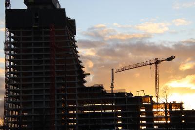Der im Rohbau befindliche Elbtower in Hamburg im Sonnenuntergang. *** The Elbtower in Hamburg, still under construction,-stock-photo