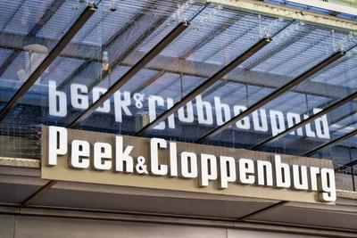 Peek&Cloppenburg Schriftzug am Modehaus Peek&Cloppenburg Schriftzug am Modehaus auf der Einkaufsstra?e Schildergasse in-stock-photo