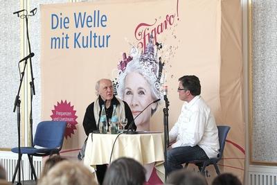 Bildnummer: 53808347  Datum: 20.02.2010  Copyright: imago/STAR-MEDIA  S?nger  Herman van Veen (li., NED)  und Moderator Thomas Bille (GER) w?hrend der Aufzeichnung des MDR - FIGARO - Cafes F?r einen Augenblick  am 20.02.2010 in  Leipzig  People TV Musik kbdig xkg 2010 quer Highlight premiumd 2010 quer QuerformatBildnummer 53808347 Date 20 02 2010 Copyright Imago Star Media Singer Herman van Veen left NED and presenter Thomas Bille ger during the Recording the MDR Figaro Cafes for a Moment at 20 02 2010 in Leipzig Celebrities TV Music Kbdig xkg 2010 horizontal Highlight premiumd 2010 horizontal Landscape-stock-foto