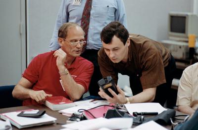 Mir 18 commander Vladimir N. Dezhurov, right, and fellow crew member, astronaut Norman E. Thagard, practice using a bar--stock-foto