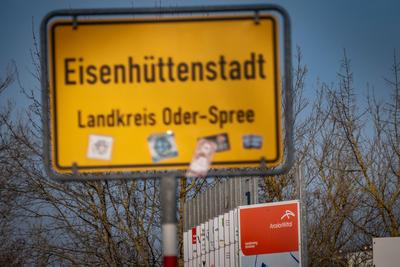 Eisenh?ttenstadt im Bundesland Brandenburg; Stadtszene Ortsschild mit Arcelor Mittal Eko Stahl - 07.03.2024 Eisenh?ttens-stock-foto