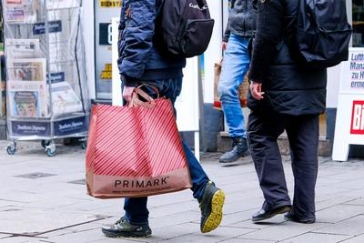D?sseldorf 04.01.2025 Primark fast fashion fastfashion Modemarke Einkaufstasche D?sseldorf Nordrhein-Westfalen Deutschla-stock-foto