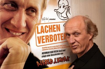 Liedermacher Herrmann van Veen (NED) w?hrend eines Fotoshootings zu einer Lesung aus - Lachen Verboten - in D?sseldorf-stock-foto