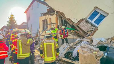 Mann nach Hauseinsturz versch?ttet in Stutensee Sp?ck im Landkreis Karlsruhe: Einfamilienhaus nach Explosion eingest?rzt - Rettungskr?fte im Gro?einsatz - 73-j?hriger Hausbewohner unter den Tr?mmern eingeklemmt, aber am Leben-stock-photo