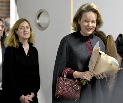 Meeting Queen Mathilde and the writer Genevi?ve Damas in a college in Anderlecht-stock-foto