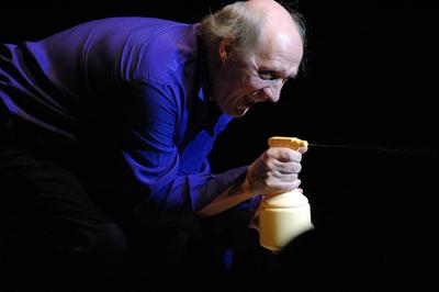 DEU, Deutschland, Ruhrgebiet, Essen, 15.12.2004: Hermann van Veen bespritzt das Publikum bei seinem Konzert unter dem Ti-stock-foto