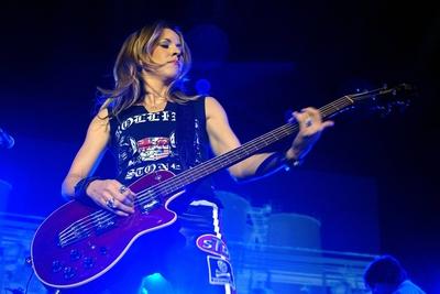 Bildnummer: 50346520  Datum: 16.12.2003  Copyright: imago/Russel PriceS?ngerin Sheryl Crow (USA) w?hrend eines Konzerts , Personen; 2003, Berlin, Konzerte, Musiker, Musikerin, S?nger, Pop , Rock , Bassist, Bassistin; , quer, Kbdig, Einzelbild, close, Musik, Kunst,  Deutschland, Aktion, People-stock-foto