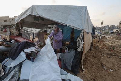 Palestinian Kamal Al-Dahdouh sets up his tent on the ruins of his destroyed home in the Al-Zeitoun neighborhood south of Gaza City-stock-foto