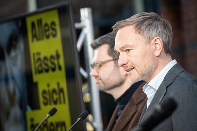 W?chentliche Pressekonferenz nach Gremiensitzungen der FDP ? Christian Lindner, Parteivorsitzender und ehemaliger Bundesfinanzminister; mit Macro Buschmann, designierter Generalsekret?r und ehemaliger Bundesjustizminister-stock-foto