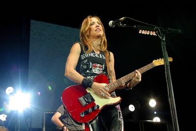 Bildnummer: 50345710  Datum: 16.12.2003  Copyright: imago/ducksS?ngerin Sheryl Crow (USA) w?hrend eines Konzerts in Berlin, Personen; 2003, S?nger, Musiker, Musikerin, Pop , Rock , Konzerte; , quer, Kbdig, Einzelbild, close, Musik, Kunst, Deutschland, Aktion, People-stock-foto