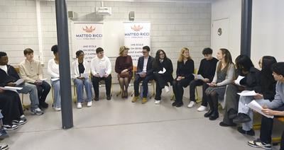 Meeting Queen Mathilde and the writer Genevi?ve Damas in a college in Anderlecht-stock-foto