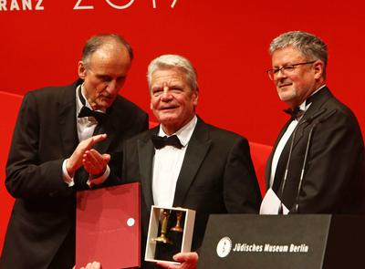 Preistraeger, Joachim Gauck, und Laudatoren Sir Christopher Clark sowie Direktor Prof. Peter Schaefer (l) bei der 16. Ve-stock-foto
