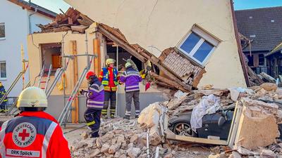 Mann nach Hauseinsturz versch?ttet in Stutensee Sp?ck im Landkreis Karlsruhe: Einfamilienhaus nach Explosion eingest?rzt - Rettungskr?fte im Gro?einsatz - 73-j?hriger Hausbewohner unter den Tr?mmern eingeklemmt, aber am Leben-stock-photo
