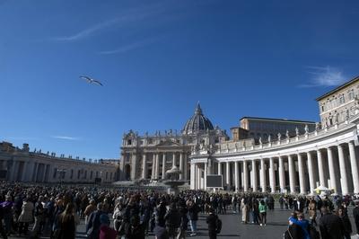 ITALY -   WINDOW OF APOSTOLIC PALACE OVERLOOKINGST PETER'S SQUARE REMAINS CLOSED IN THE VATICAN  - 2025/2/16-stock-foto