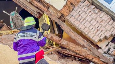 Mann nach Hauseinsturz versch?ttet in Stutensee Sp?ck im Landkreis Karlsruhe: Einfamilienhaus nach Explosion eingest?rzt - Rettungskr?fte im Gro?einsatz - 73-j?hriger Hausbewohner unter den Tr?mmern eingeklemmt, aber am Leben-stock-photo